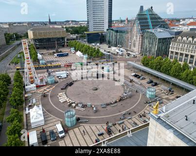 Leipzig, Deutschland. Juni 2024. Am Leipziger Augustusplatz sind die Arbeiter damit beschäftigt, die „Fanzone“ für die Fußball-Europameisterschaft einzurichten. Bis zu 15.000 Personen können das Geschehen auf zwei riesigen Leinwänden vor der Oper und dem Gewandhaus verfolgen. Das Fanfestival ist an allen 31 Tagen des Turniers geöffnet. Der Eintritt ist kostenlos. Neben Berlin ist Leipzig der einzige Veranstaltungsort in Ostdeutschland. (Luftaufnahme mit Drohne) Credit: Jan Woitas/dpa/Alamy Live News Stockfoto