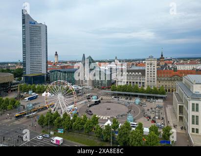 Leipzig, Deutschland. Juni 2024. Am Leipziger Augustusplatz sind die Arbeiter damit beschäftigt, die „Fanzone“ für die Fußball-Europameisterschaft einzurichten. Bis zu 15.000 Personen können das Geschehen auf zwei riesigen Leinwänden vor der Oper und dem Gewandhaus verfolgen. Das Fanfestival ist an allen 31 Tagen des Turniers geöffnet. Der Eintritt ist kostenlos. Neben Berlin ist Leipzig der einzige Veranstaltungsort in Ostdeutschland. (Luftaufnahme mit Drohne) Credit: Jan Woitas/dpa/Alamy Live News Stockfoto