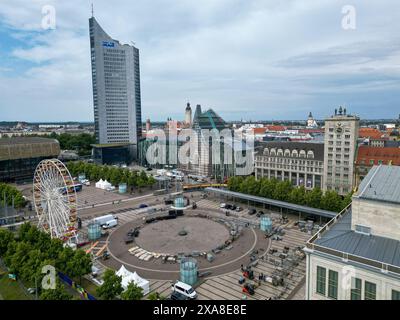 Leipzig, Deutschland. Juni 2024. Am Leipziger Augustusplatz sind die Arbeiter damit beschäftigt, die „Fanzone“ für die Fußball-Europameisterschaft einzurichten. Bis zu 15.000 Personen können das Geschehen auf zwei riesigen Leinwänden vor der Oper und dem Gewandhaus verfolgen. Das Fanfestival ist an allen 31 Tagen des Turniers geöffnet. Der Eintritt ist kostenlos. Neben Berlin ist Leipzig der einzige Veranstaltungsort in Ostdeutschland. (Luftaufnahme mit Drohne) Credit: Jan Woitas/dpa/Alamy Live News Stockfoto