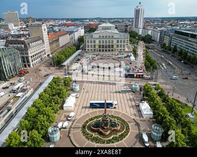 Leipzig, Deutschland. Juni 2024. Am Leipziger Augustusplatz sind die Arbeiter damit beschäftigt, die „Fanzone“ für die Fußball-Europameisterschaft einzurichten. Bis zu 15.000 Personen können das Geschehen auf zwei riesigen Leinwänden vor der Oper und dem Gewandhaus verfolgen. Das Fanfestival ist an allen 31 Tagen des Turniers geöffnet. Der Eintritt ist kostenlos. Neben Berlin ist Leipzig der einzige Veranstaltungsort in Ostdeutschland. (Luftaufnahme mit Drohne) Credit: Jan Woitas/dpa/Alamy Live News Stockfoto