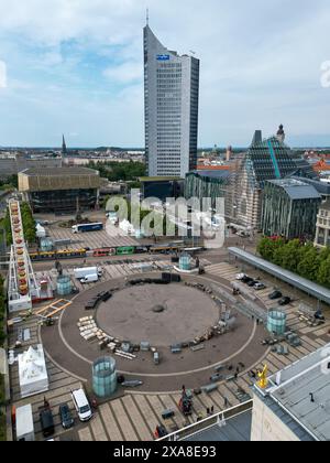 Leipzig, Deutschland. Juni 2024. Am Leipziger Augustusplatz sind die Arbeiter damit beschäftigt, die „Fanzone“ für die Fußball-Europameisterschaft einzurichten. Bis zu 15.000 Personen können das Geschehen auf zwei riesigen Leinwänden vor der Oper und dem Gewandhaus verfolgen. Das Fanfestival ist an allen 31 Tagen des Turniers geöffnet. Der Eintritt ist kostenlos. Neben Berlin ist Leipzig der einzige Veranstaltungsort in Ostdeutschland. (Luftaufnahme mit Drohne) Credit: Jan Woitas/dpa/Alamy Live News Stockfoto