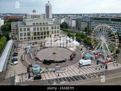 Leipzig, Deutschland. Juni 2024. Am Leipziger Augustusplatz sind die Arbeiter damit beschäftigt, die „Fanzone“ für die Fußball-Europameisterschaft einzurichten. Bis zu 15.000 Personen können das Geschehen auf zwei riesigen Leinwänden vor der Oper und dem Gewandhaus verfolgen. Das Fanfestival ist an allen 31 Tagen des Turniers geöffnet. Der Eintritt ist kostenlos. Neben Berlin ist Leipzig der einzige Veranstaltungsort in Ostdeutschland. (Luftaufnahme mit Drohne) Credit: Jan Woitas/dpa/Alamy Live News Stockfoto