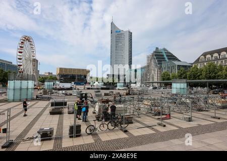 Leipzig, Deutschland. Juni 2024. Am Leipziger Augustusplatz sind die Arbeiter damit beschäftigt, die „Fanzone“ für die Fußball-Europameisterschaft einzurichten. Bis zu 15.000 Personen können das Geschehen auf zwei riesigen Leinwänden vor der Oper und dem Gewandhaus verfolgen. Das Fanfestival ist an allen 31 Tagen des Turniers geöffnet. Der Eintritt ist kostenlos. Neben Berlin ist Leipzig der einzige Veranstaltungsort in Ostdeutschland. Quelle: Jan Woitas/dpa/Alamy Live News Stockfoto