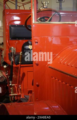 Das alte Feuerwehrauto war ein sehr schöner Hintergrund für den Transport Stockfoto