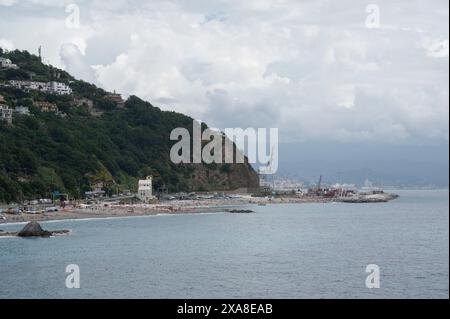 Bucht von Bergeggi, Provinz Savona, Ligurien. Blick auf die Küste, die Bergeggi mit der Stadt Vado und ihrem Handelshafen verbindet Stockfoto