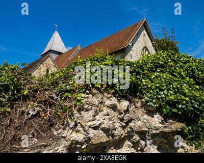 St Marys Church, mit den römischen Stadtmauern, Silchester, Hampshire, England, Vereinigtes Königreich, GB Stockfoto