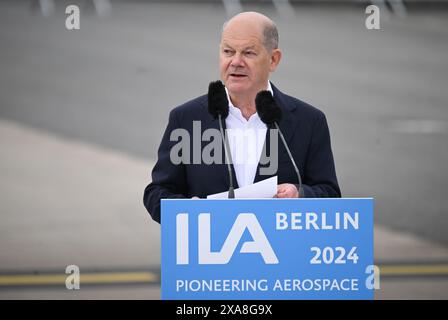 Brandenburg, Deutschland. 05. Juni 2024, Brandenburg, Schönefeld: Bundeskanzler Olaf Scholz (SPD) spricht während der Eröffnungsreise der Internationalen Luft- und Raumfahrtausstellung (ILA) auf dem Gelände des Flughafens Berlin Brandenburg (BER). Die Messe findet vom 5. Bis 9. Juni 2024 unter dem Motto „Pioneering Aerospace“ statt. Quelle: dpa Picture Alliance/Alamy Live News Stockfoto