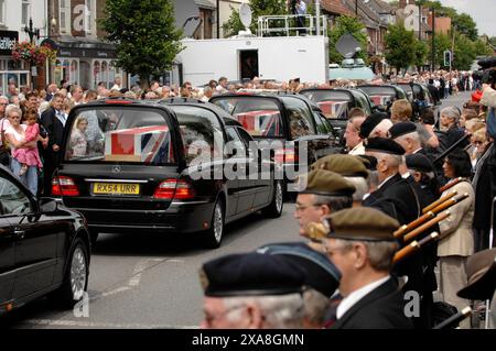 Der Tatort in Wootton Bassett, Wiltshire heute, als die Leichen von fünf Soldaten, die in Afghanistan getötet wurden, nach Großbritannien zurückgeführt werden. Eine Menge von Familienmitgliedern, Freunden und Bürgern säumten die Straßen, um den Gefallenen bei ihrer Rückkehr nach Großbritannien ihren Respekt zu zollen. 10/7/2009 Stockfoto