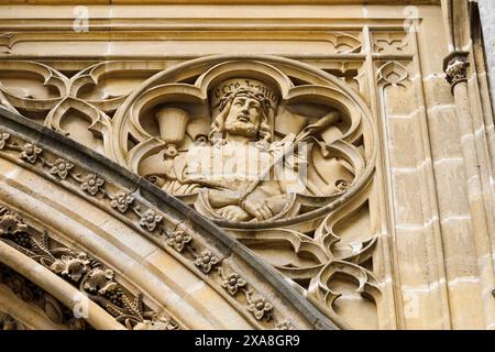 Eine Nahaufnahme einer Steinschnitzerei, die Christus in der Königlichen Kapelle von Dreux darstellt, einem historischen Wahrzeichen in Dreux, Frankreich. Stockfoto