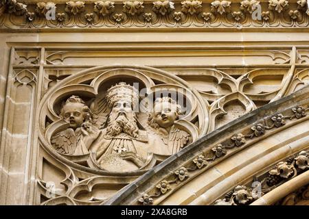 Aus nächster Nähe sehen Sie komplizierte Steinschnitzereien, die die königliche Kapelle von Dreux in Frankreich zieren, mit einer zentralen Figur, die von zwei Engeln flankiert wird. Stockfoto