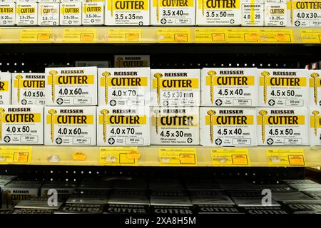 Schachteln mit Reisser Cutter Holzschnecken in einem unabhängigen Baumarkt in Cornwall, Großbritannien. Stockfoto