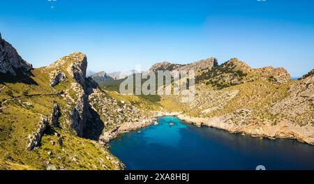 Panoramablick auf den kleinen Strand von Cala Figuera, umgeben von Bergen, kap Cap de Formentor, Mallorca, Balearen, Spanien Stockfoto