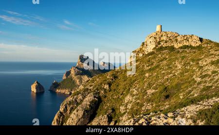 Panoramablick auf den Wachturm Talaia de Albercutx und die Küstenklippen des kap Cap de Formentor, Mallorca, Balearen, Spanien Stockfoto