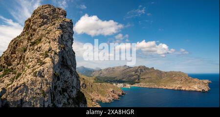 Panoramablick auf den kleinen Strand Cala Sant Vicenc und das cape Punta Galera von der Klippe Morro de Boquer, Mallorca, Balearen, Spanien Stockfoto
