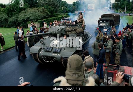 D Day Re-enactment an den Stränden der Normandie in Nordfrankreich, Juni 1979. Bilder gescannt 2019 der Militärfahrzeugsammler Peter Gray oder Grays am Omaha Beach. Militärangehörige in Uniformen des Zweiten Weltkriegs der amerikanischen und britischen Armeen und mit Oldtimern dieser Zeit stellen die Invasion Europas am 6. Juni 1944 nach, bekannt als D-Day. Der 75. Jahrestag der Landungen des D-Day wird im Juni 2019 an den Stränden der Normandie gefeiert Stockfoto