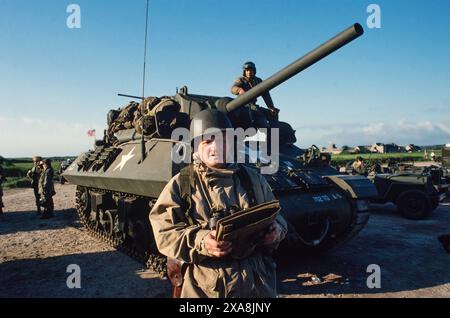 D Day Re-enactment an den Stränden der Normandie in Nordfrankreich, Juni 1979. Bilder gescannt 2019 der Militärfahrzeugsammler Peter Gray oder Grays am Omaha Beach. Militärangehörige in Uniformen des Zweiten Weltkriegs der amerikanischen und britischen Armeen und mit Oldtimern dieser Zeit stellen die Invasion Europas am 6. Juni 1944 nach, bekannt als D-Day. Der 75. Jahrestag der Landungen des D-Day wird im Juni 2019 an den Stränden der Normandie gefeiert Stockfoto