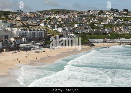 Waves at Porthmeor Beach, St. Ives, Cornwall, England, Großbritannien, 2024 Stockfoto