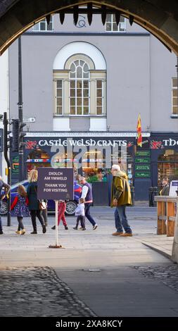 Cardiff, Wales. 29. Oktober 2023: Besucher und Touristen spazieren in Richtung des Schlosses Cardiff, wo im Hintergrund die walisischen Kunsthandwerksläden Souvenirs verkaufen Stockfoto