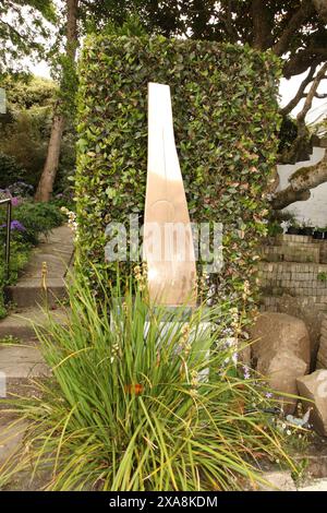 Barbara Hepworth Museum and Sculpture Garden, 'Shaft and Circle', polierte Bronze, 1973, St. Ives, Cornwall, England, Großbritannien, 2024 Stockfoto