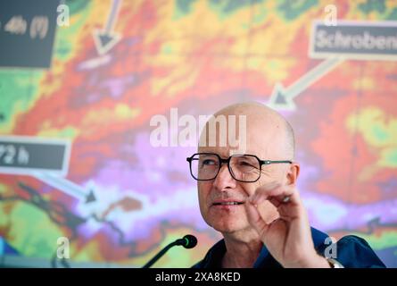 Dortmund, Deutschland. Juni 2024. Karsten Schwanke, Meteorologe, spricht auf der Pressekonferenz zu Beginn der Fachmesse „112Rescue“ über die Niederschlagsmenge, die hinter ihm auf einer Wetterkarte zu sehen ist. Die viertägige Fachmesse richtet sich an Einzelpersonen, Vereine, Verbände und Organisationen aus den Bereichen Brandschutz, Rettung, Katastrophenschutz und Katastrophenschutz. Quelle: Bernd Thissen/dpa/Alamy Live News Stockfoto