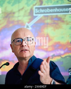 Dortmund, Deutschland. Juni 2024. Karsten Schwanke, Meteorologe, spricht auf der Pressekonferenz zu Beginn der Fachmesse „112Rescue“ über die Niederschlagsmenge, die hinter ihm auf einer Wetterkarte zu sehen ist. Die viertägige Fachmesse richtet sich an Einzelpersonen, Vereine, Verbände und Organisationen aus den Bereichen Brandschutz, Rettung, Katastrophenschutz und Katastrophenschutz. Quelle: Bernd Thissen/dpa/Alamy Live News Stockfoto