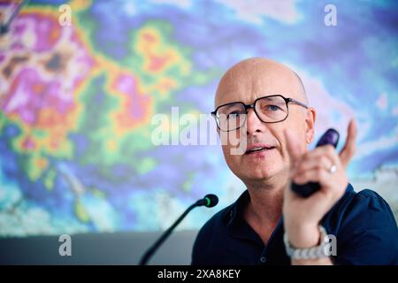 Dortmund, Deutschland. Juni 2024. Karsten Schwanke, Meteorologe, spricht auf der Pressekonferenz zu Beginn der Fachmesse „112Rescue“ über die Niederschlagsmenge, die hinter ihm auf einer Wetterkarte zu sehen ist. Die viertägige Fachmesse richtet sich an Einzelpersonen, Vereine, Verbände und Organisationen aus den Bereichen Brandschutz, Rettung, Katastrophenschutz und Katastrophenschutz. Quelle: Bernd Thissen/dpa/Alamy Live News Stockfoto