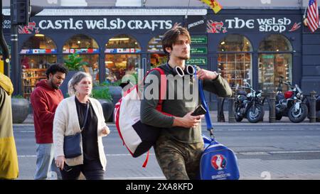 Cardiff, Wales. 29. Oktober 2023: Besucher und Touristen spazieren in Richtung des Schlosses Cardiff, wo im Hintergrund die walisischen Kunsthandwerksläden Souvenirs verkaufen Stockfoto