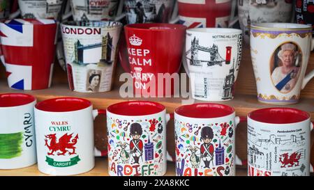 Cardiff, Wales. 29. Oktober 2023: Ladenfenster im Stadtzentrum gegenüber Cardiff Castle. Es gibt eine Ausstellung walisisches Kunsthandwerk und Souvenirs für Touristen inklusive Stockfoto