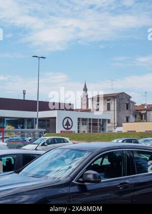 Cremona, Italien - 27. Mai 2024 das moderne Europsar-Supermarktgebäude mit einem großen Parkplatz voller Autos steht im Kontrast zur alten Architektur und Stockfoto