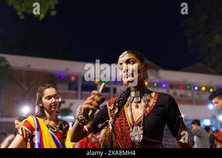 Baroda, Indien - 17. Oktober 2023: Indianer in traditionellen Sari- und Kurta-Kleidern tanzen die Garba-Musik während des hindu-Navratri-Festivals Stockfoto