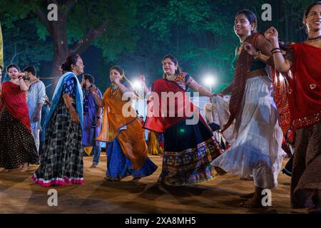 Baroda, Indien - 17. Oktober 2023: Indianer in traditionellen Sari- und Kurta-Kleidern tanzen die Garba-Musik während des hindu-Navratri-Festivals Stockfoto