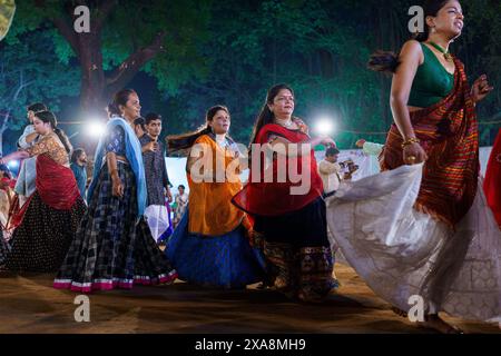 Baroda, Indien - 17. Oktober 2023: Indianer in traditionellen Sari- und Kurta-Kleidern tanzen die Garba-Musik während des hindu-Navratri-Festivals Stockfoto