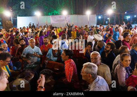 Baroda, Indien - 17. Oktober 2023: Indianer in traditionellen Sari- und Kurta-Kleidern tanzen die Garba-Musik während des hindu-Navratri-Festivals Stockfoto