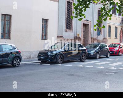 Cremona, Italien - 27. Mai 2024, in dem die häufigen Verkehrsverstöße beim Parken an Fußgängerübergängen hervorgehoben werden, die eine Sicherheitsgefahr für People walki darstellen Stockfoto