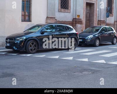 Cremona, Italien - 27. Mai 2024, in dem die häufigen Verkehrsverstöße beim Parken an Fußgängerübergängen hervorgehoben werden, die eine Sicherheitsgefahr für People walki darstellen Stockfoto