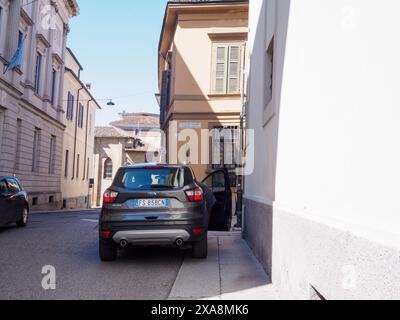 Cremona, Italien - 27. Mai 2024, in dem die häufigen Verkehrsverstöße beim Parken an Fußgängerübergängen hervorgehoben werden, die eine Sicherheitsgefahr für People walki darstellen Stockfoto