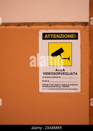 Cremona, Italien - 27. Mai 2024 Warnschild, das die vorbeifahrenden Personen darüber informiert, dass das Gebiet unter Videoüberwachung steht, wodurch die Sicherheit verbessert wird Stockfoto