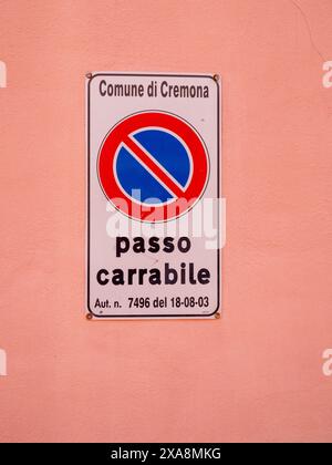 Cremona, Italien - 27. Mai 2024 an einer pfirsichfarbenen Mauer, Hinweisschilder, die Fahrer und Autofahrer daran erinnern, sich an die Regeln zu halten Stockfoto