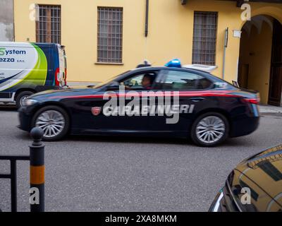 Cremona, Italien - 27. Mai 2024 Carabinieri fährt mit Lichtern und Sirenen durch eine Stadtstraße und patrouilliert italien für Sicherheit und Strafverfolgung Stockfoto