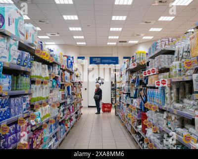 Cremona, Italien - 27. Mai 2024 ältere Frauen kaufen in einem geschäftigen Supermarkt ein und wählen aus einer großen Auswahl an Produkten Stockfoto