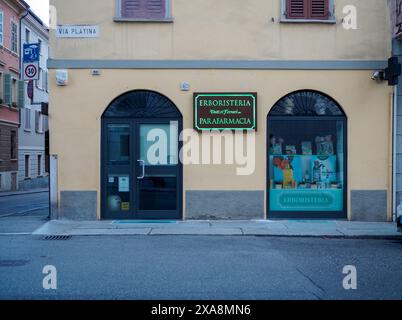 Cremona, Italien - 27. Mai 2024 italienischer Kräuterladen mit grünem Neonschild, mit Naturheilmitteln und Wellness-Produkten, die Passanten zum e einladen Stockfoto
