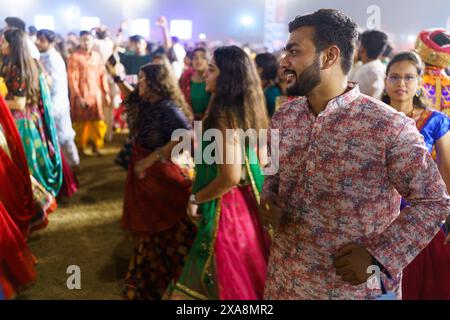 Baroda, Indien - 17. Oktober 2023: Indianer in traditionellen Sari- und Kurta-Kleidern tanzen die Garba-Musik während des hindu-Navratri-Festivals Stockfoto