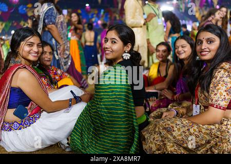 Baroda, Indien - 17. Oktober 2023: Indianer in traditionellen Sari- und Kurta-Kleidern tanzen die Garba-Musik während des hindu-Navratri-Festivals Stockfoto