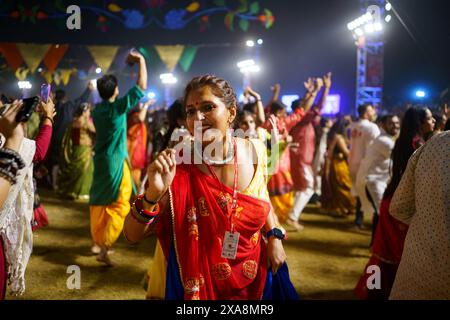 Baroda, Indien - 17. Oktober 2023: Indianer in traditionellen Sari- und Kurta-Kleidern tanzen die Garba-Musik während des hindu-Navratri-Festivals Stockfoto