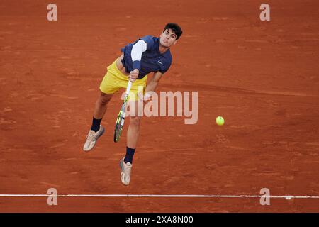 Paris, Frankreich. Juni 2024. Carlos Alcaraz aus Spanien spielt gegen Stefanos Tsitsipas aus Griechenland im Finale des Men's Singles Quarter am 10. Tag der French Open 2024 in Roland Garros am 4. Juni 2024 in Paris. (Quelle: QSP/Alamy Live News Stockfoto