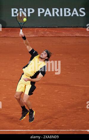 Paris, Frankreich. Juni 2024. Stefanos Tsitsipas (Griechenland) spielt gegen Carlos Alcaraz (Spanien) im Viertelfinale der Männer während des zehnten Tages der French Open 2024 in Roland Garros am 4. Juni 2024 in Paris. (Quelle: QSP/Alamy Live News Stockfoto