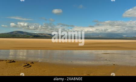 Ein Blick über die Duddon Mündung bei Ebbe mit Seenlandschaft Fjells in der Ferne. Stockfoto