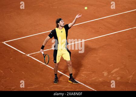Paris, Frankreich. Juni 2024. Stefanos Tsitsipas (Griechenland) spielt gegen Carlos Alcaraz (Spanien) im Viertelfinale der Männer während des zehnten Tages der French Open 2024 in Roland Garros am 4. Juni 2024 in Paris. (Quelle: QSP/Alamy Live News Stockfoto