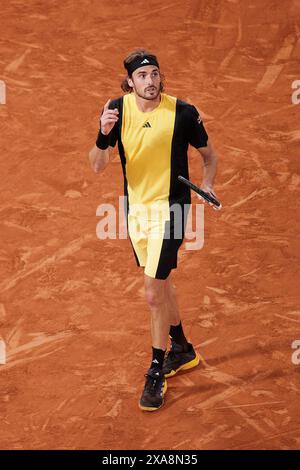 Paris, Frankreich. Juni 2024. Stefanos Tsitsipas (Griechenland) reagiert gegen Carlos Alcaraz (Spanien) im Finale des Men's Singles Quarter am 10. Tag der French Open 2024 in Roland Garros am 4. Juni 2024 in Paris. (Quelle: QSP/Alamy Live News Stockfoto