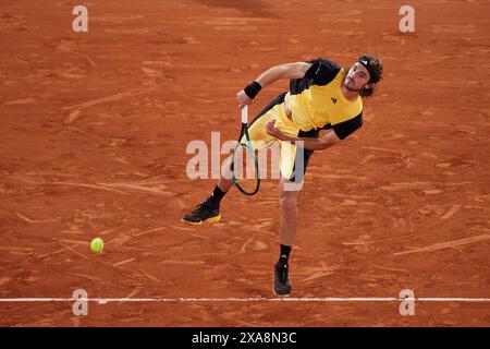 Paris, Frankreich. Juni 2024. Stefanos Tsitsipas (Griechenland) spielt gegen Carlos Alcaraz (Spanien) im Viertelfinale der Männer während des zehnten Tages der French Open 2024 in Roland Garros am 4. Juni 2024 in Paris. (Quelle: QSP/Alamy Live News Stockfoto